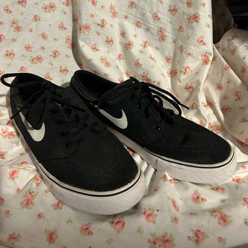 Nike black and white skate shoes